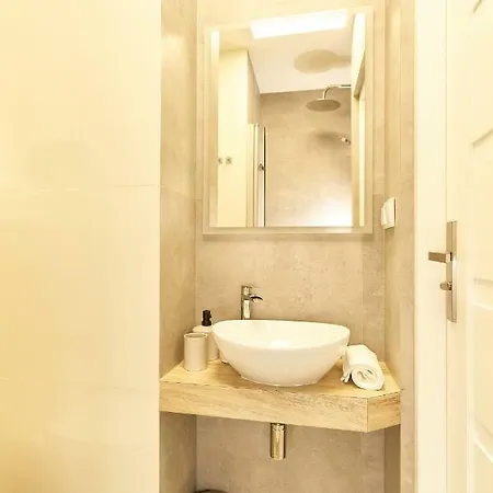 Hello Warsaw! Brand New Modern In The Center 华沙